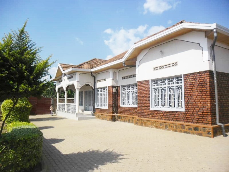 A 7 BEDROOM HOUSE IN BIG COMPOUND AT KIMIRONKO